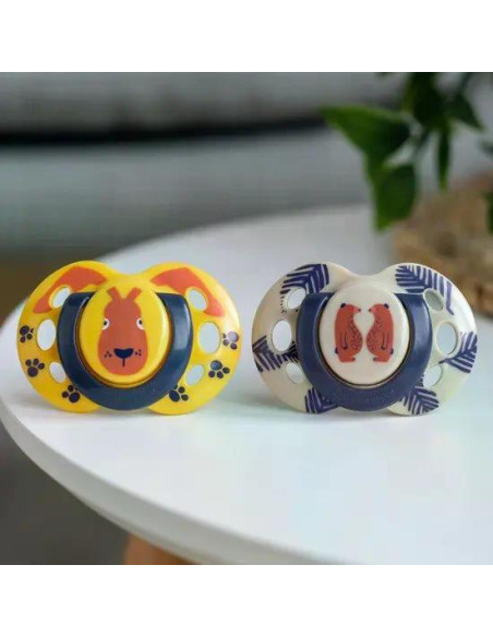 Комплект от 2 бр. ортодонтични залъгалки Tommee Tippee FUN FRIENDS със силиконов биберон, 18-36м, забавна декорация на щита, в к