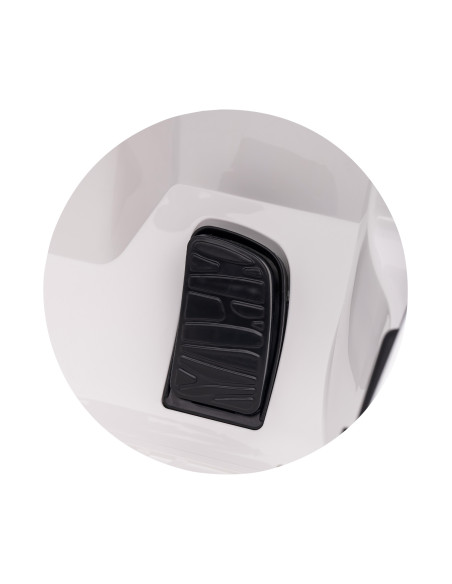 Електрическа кола Mercedes AMG CLE 53 бяла