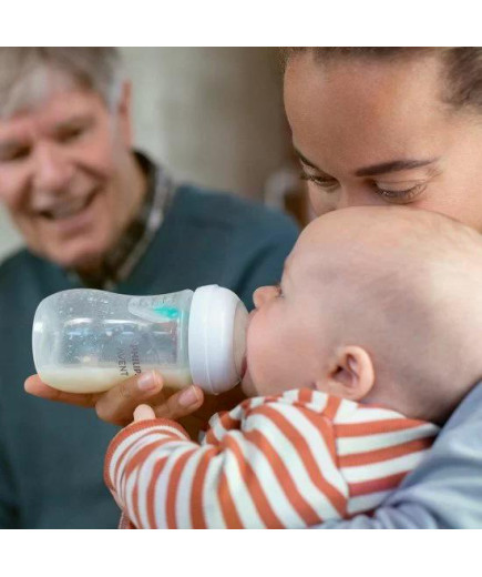 Комплект за новородено Philips AVENT SCD657/11 с 4 шишета за хранене Natural Response с биберони без протичане, клапа AirFree, з