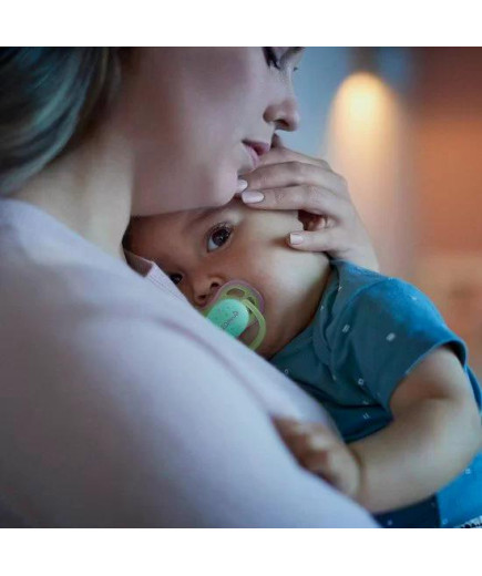 2 бр. светещи в тъмното ортодонтични залъгалки Philips Avent Ultra Air Night 0-6м с декорация Пеперуда и надпис Dreams, в кутия 