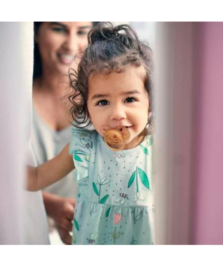 Комплект от 2 бр. ортодонтични залъгалки Philips AVENT SCF091/18 Ultra Soft 6-18м, с декорация Куче и Цвете, в кутия за стерилиз