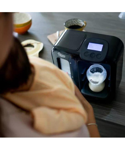 Уред за приготвяне на адаптирано мляко Tommee Tippee Perfect Prep Day & Night с дигитален дисплей и мека нощна светлина, включен