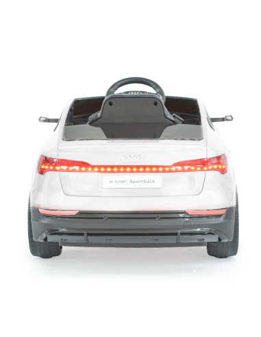 Акумулаторен джип Audi Sportback бял