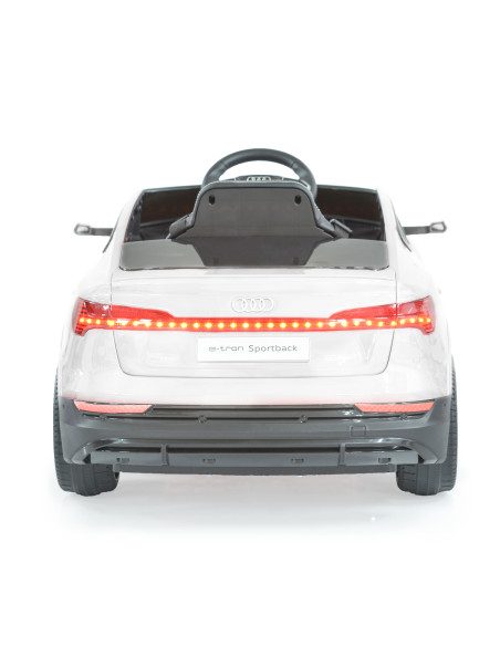 Акумулаторен джип Audi Sportback бял